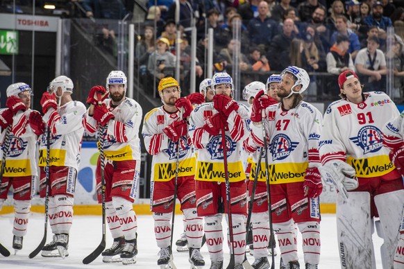 Die Spieler von Rapperswil nach der Niederlage beim Playoff Viertelfinal Spiel 4 beim Eishockey Meisterschaftsspiel der National League zwischen dem EV Zug und den SC Rapperswil-Jona Lakers am Mittwoc ...