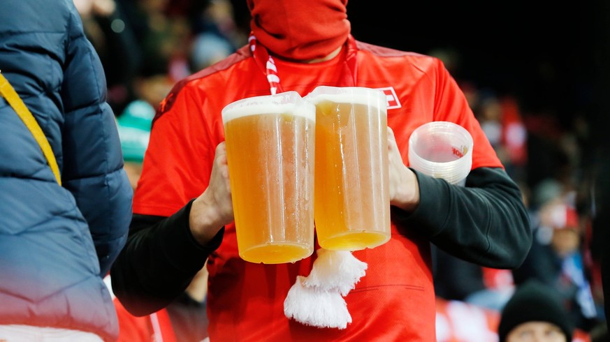 Foto Manuel Geisser 15.11.2021 Luzern : Swissporarena Luzern Saison 2021/2022 Herren Fussball WM Qualifikationsspiel Schweiz - Bulgarien Fan mit Bier *** Photo Manuel Geisser 15 11 2021 Lucerne Swissp ...