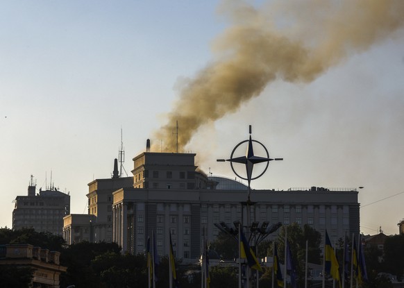 KEYPIX - epa12358966 Smoke rises over the buildings housing Ukraine&#039;s cabinet in central Kyiv, Ukraine, 07 September 2025, amid the Russian invasion. At least two people were killed, including a  ...