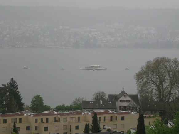 Das Motorschiff «Wädenswil» wird vor Feldmeilen abgeschleppt.