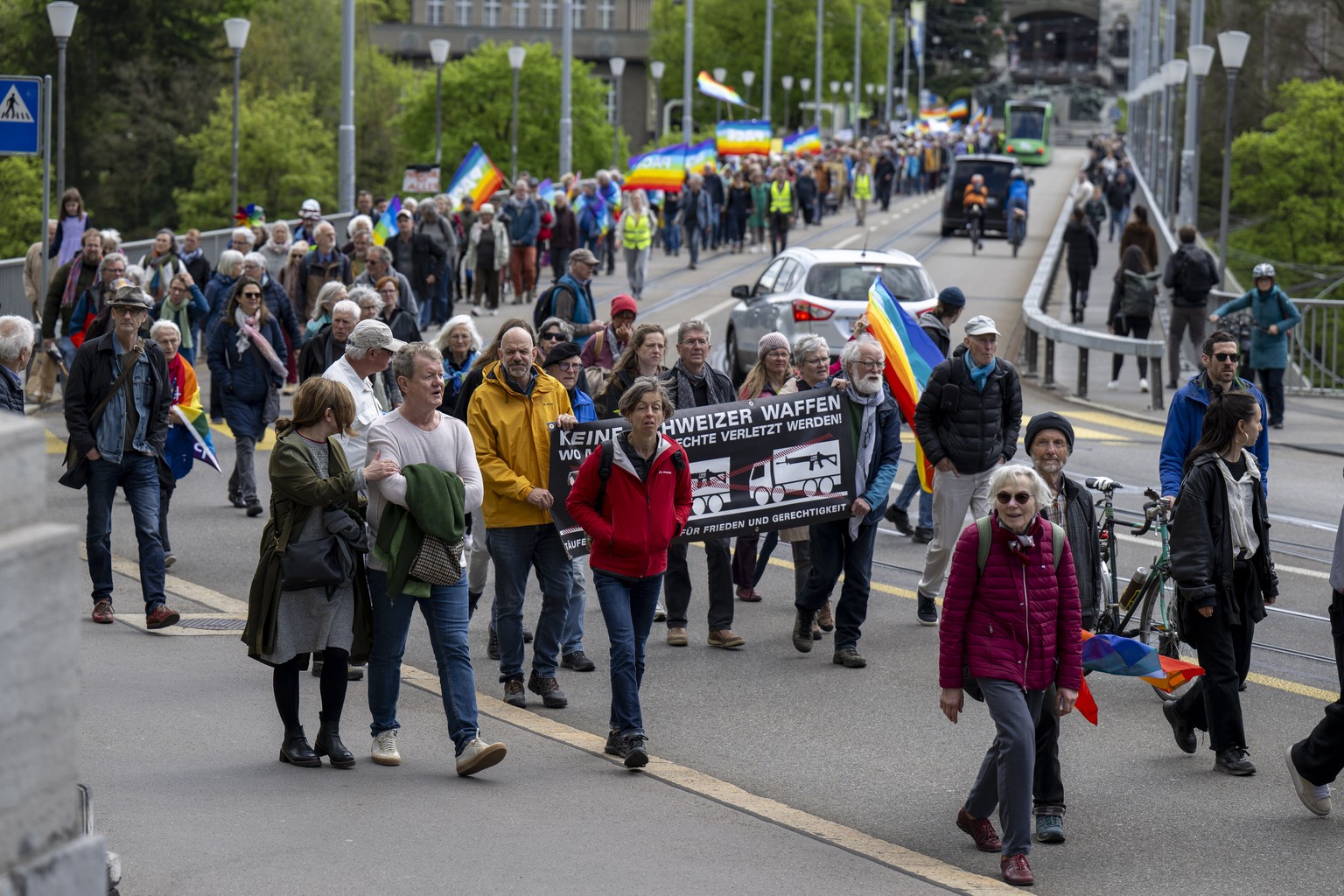Personen beim Ostermarsch, am Ostermontag, 21. April 2025, in Bern. Der diesjaehrige Marsch richtet sich gegen die Nukleare und Militaerische Aufruestung. (KEYSTONE/Peter Schneider)