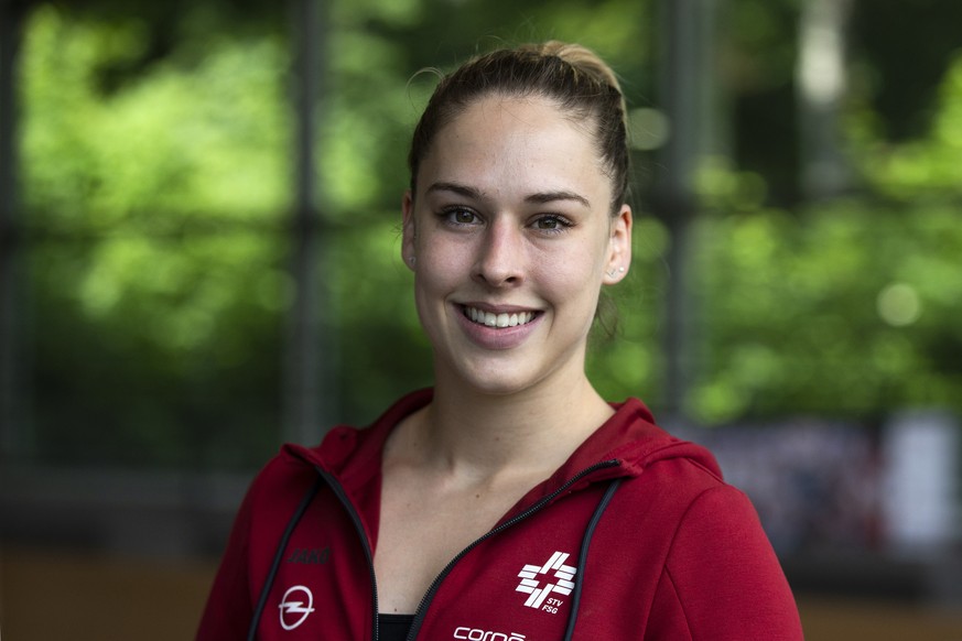 Die Kunstturnerin Giulia Steingruber posiert nach einem Training, am Donnerstag, 24. Juni 2021 in Magglingen. (KEYSTONE/Peter Klaunzer)