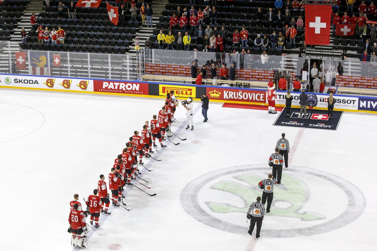 epa06723204 Switzerland's players listen to the Swiss anthem after the IIHF 2018 World Championship preliminary round game between Switzerland and Belarus at the Royal Arena in Copenhagen, Denmar ...