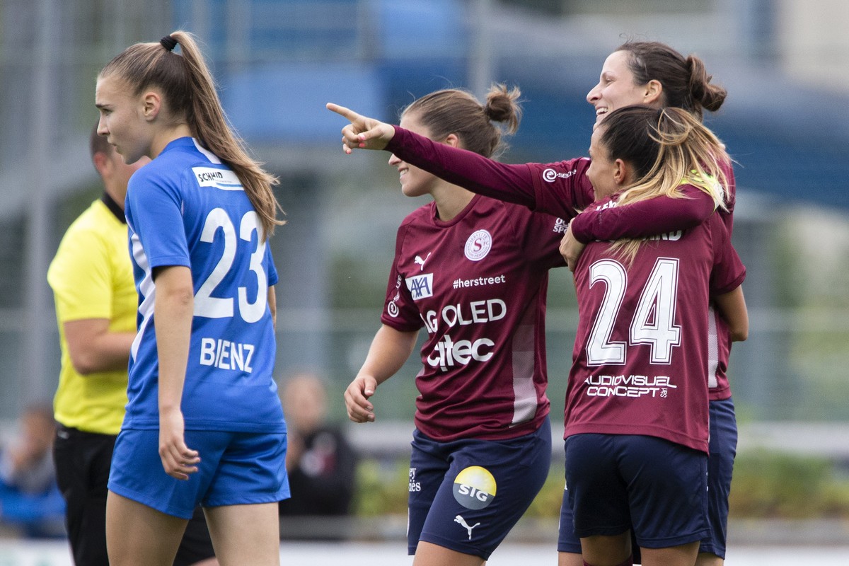 Servette's Maeva Sarrasin celebrates her goal with teammates Laura Tufo, 2nd left, and Amandine Soulard #24 behind Luzern's Alena Bienz, left, after scoring the 2:0, during the Women�s Super ...