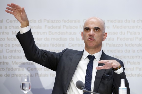 Bundesrat Alain Berset spricht waehrend einer Medienkonferenz des Bundesrates zur aktuellen Lage im Zusammenhang mit dem Coronavirus, am Freitag, 4. Dezember 2020, in Bern. (KEYSTONE/Peter Klaunzer)