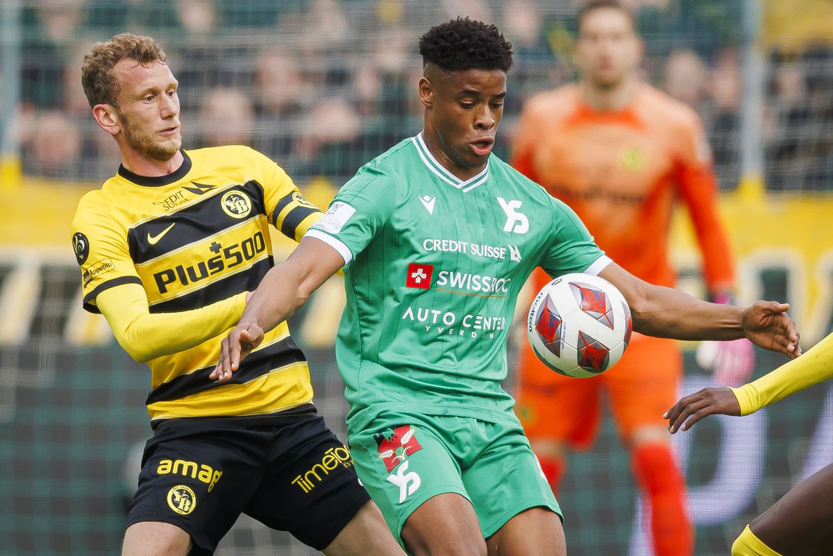 Le defenseur bernois Fabian Lustenberger, gauche, lutte pour le ballon avec l'attaquant yverdonnois Kevin Carlos, droite, lors de la rencontre de football de Super League entre Yverdon Sport FC e ...