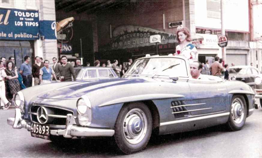 Juan Manuel Fangio’s Mercedes-Benz 300 SL Is For Sale auto retro design history geschichte https://rmsothebys.com/en/auctions/fa22/the-fangio-300-sl-roadster/lots/r0001-1958-mercedes-benz-300-sl-roads ...