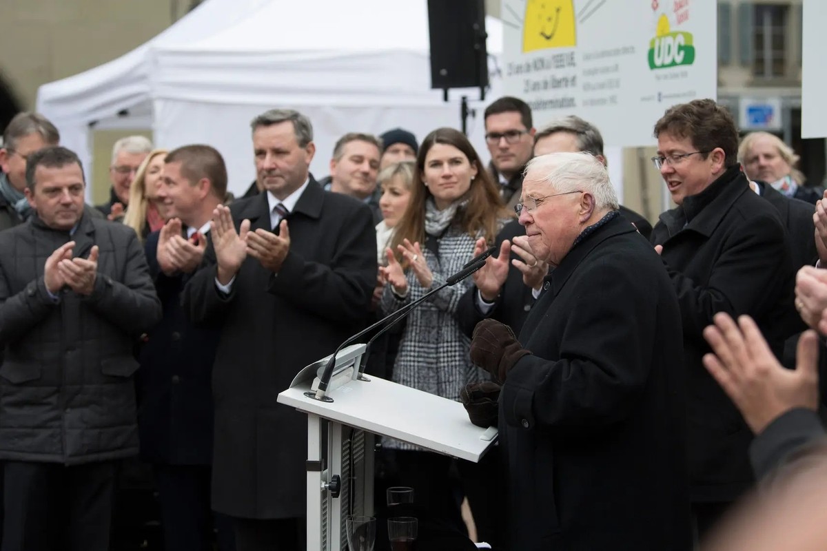 Alt-Bundesrat Christoph Blocher (SVP, rechts) spricht am 6. Dezember 2017 zu 25 Jahre EWR-Nein vor den SVP-Nationalräten Walter Wobmann (SO), Werner Salzmann (BE), Nadja Pieren (BE) und Albert Rösti ( ...