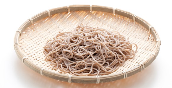 Die Basis bilden Soba-Nudeln.