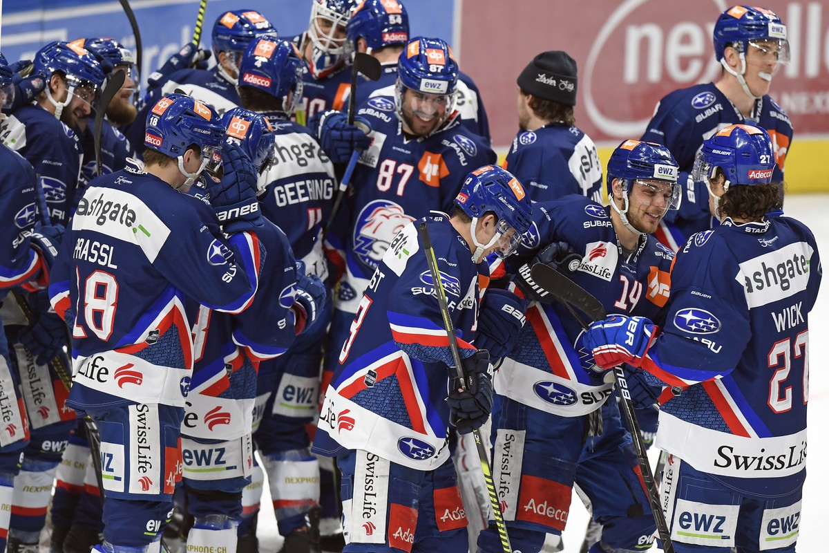 Der Zuercher jubeln nach dem Sieg beim Eishockeyspiel der National League ZSC Lions gegen den EV Zug in Zuerich am Samstag, 29. Februar 2020. (KEYSTONE/Walter Bieri)