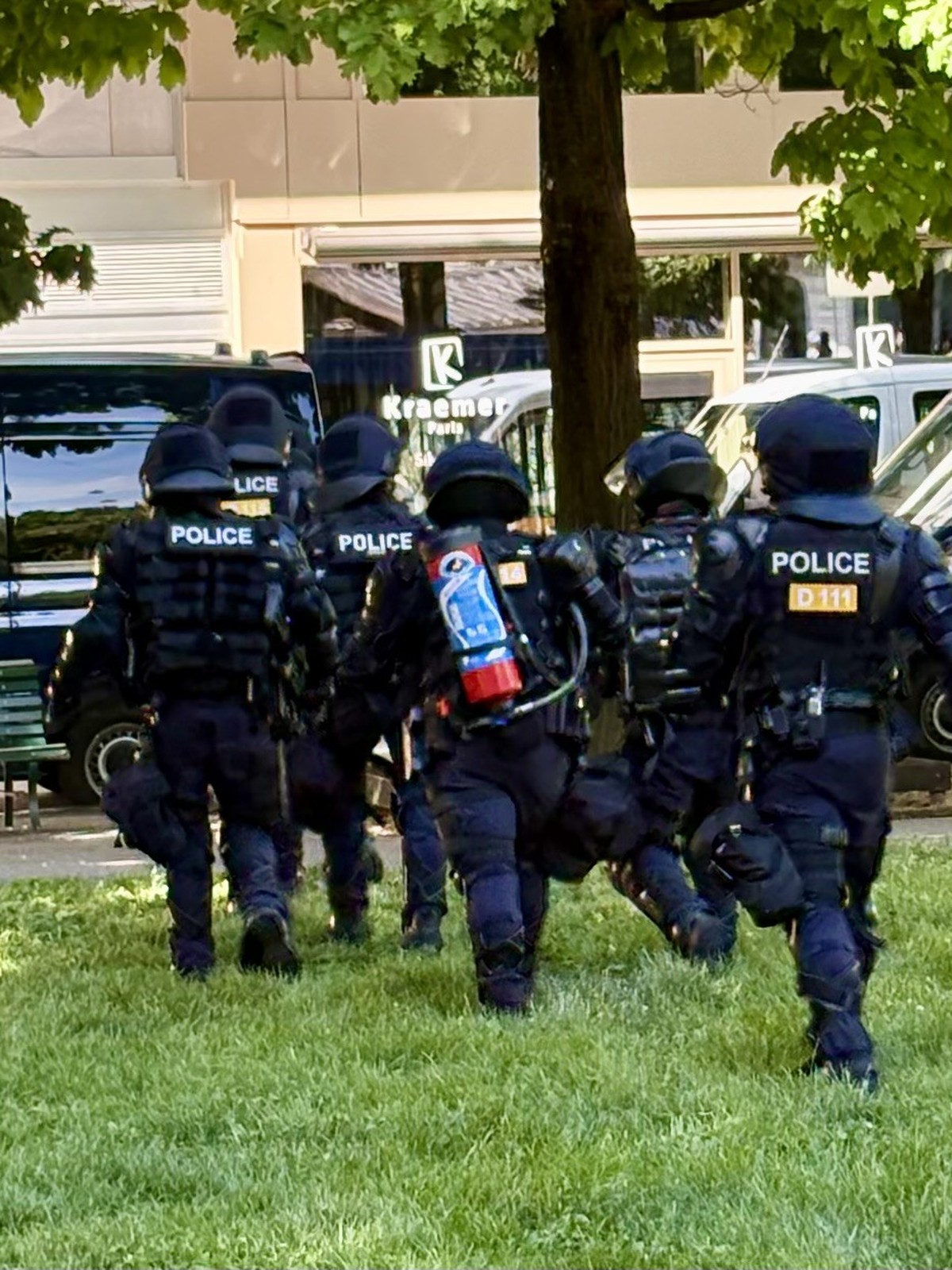 Des policiers mobiles durant la manifestation anti G7 du 14 juin 26 à Gevève portaient des extincteurs dans le dos.