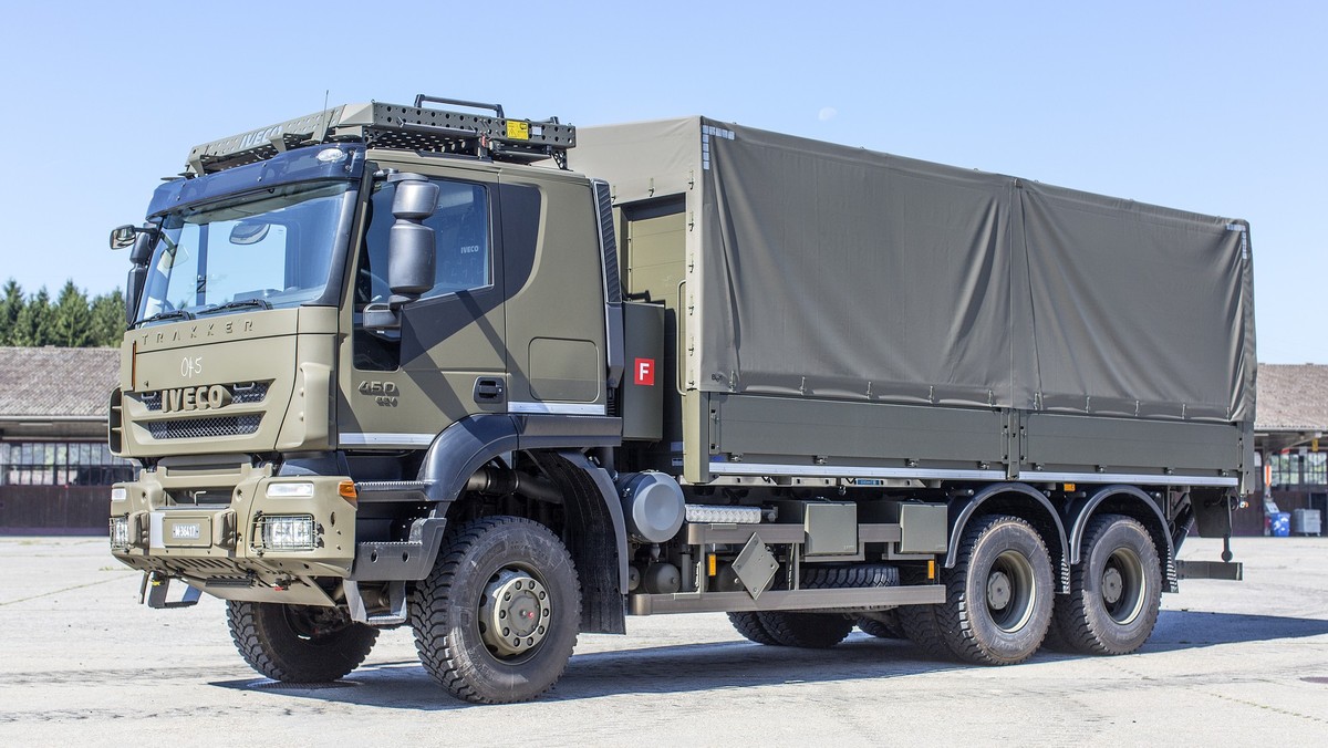 An Iveco transport vehicle 6x6 lorry of the Swiss Armed Forces, pictured in Hinwil in the Canton of Zurich, Switzerland, on July 17, 2014. (KEYSTONE/GAETAN BALLY)

Ein Iveco Transportfahrzeug 6x6 Last ...
