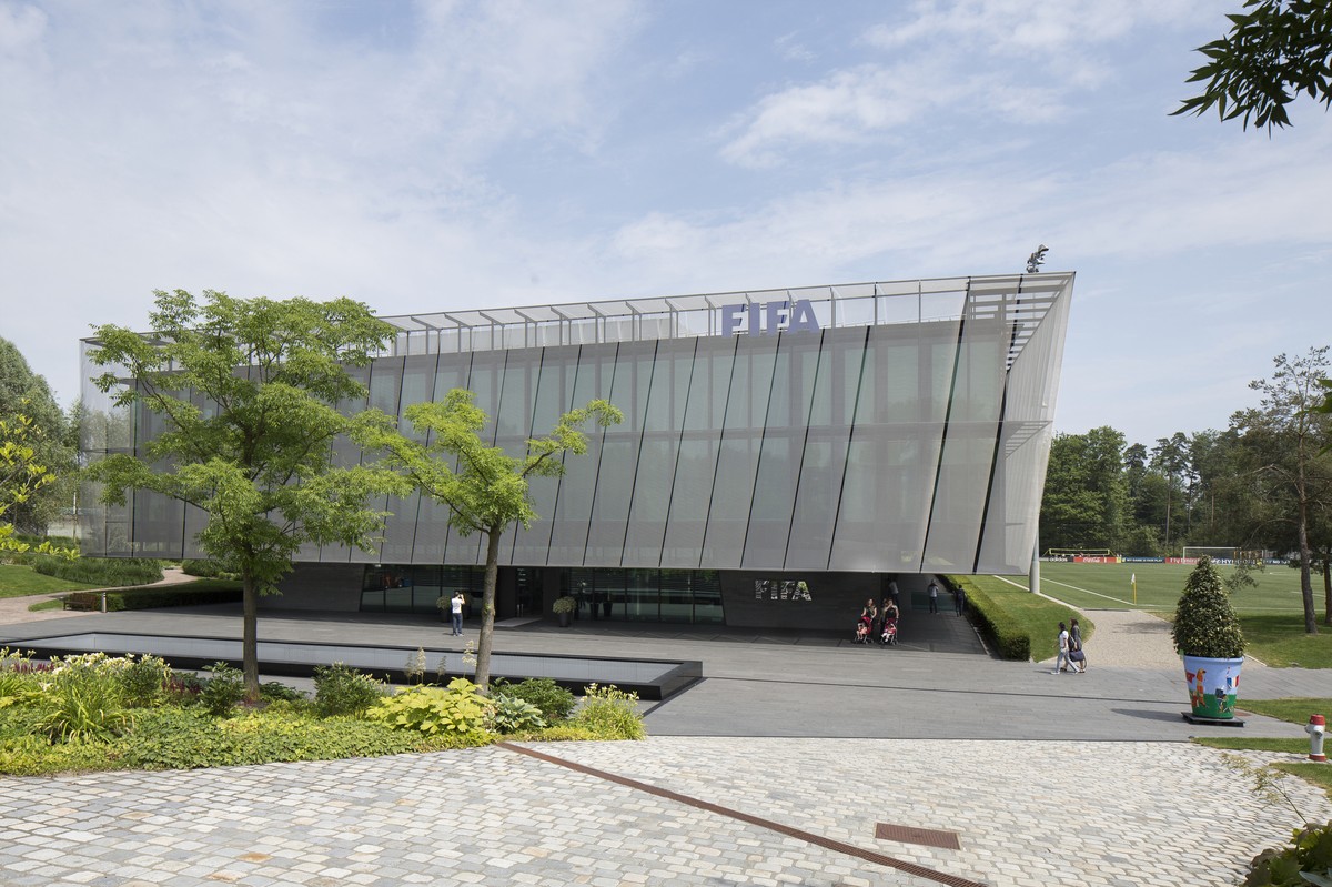 ARCHIV - ZUM FIFA-KONGRESS IN BANGKOK, THAILAND, STELLEN WIR IHNEN FOLGENDES BILDMATERIAL ZUR VERFUEGUNG - The Home of FIFA on Zuerichberg hill, pictured on July 17, 2013, in Zurich, Switzerland. (KEY ...