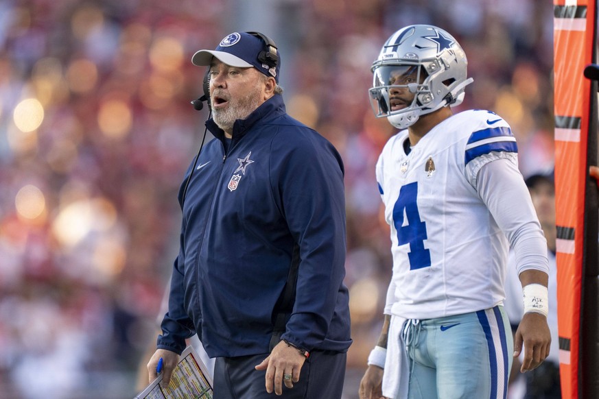 NFL, American Football Herren, USA Dallas Cowboys at San Francisco 49ers October 8, 2023 Santa Clara, California, USA Dallas Cowboys head coach Mike McCarthy left and quarterback Dak Prescott 4 watch  ...