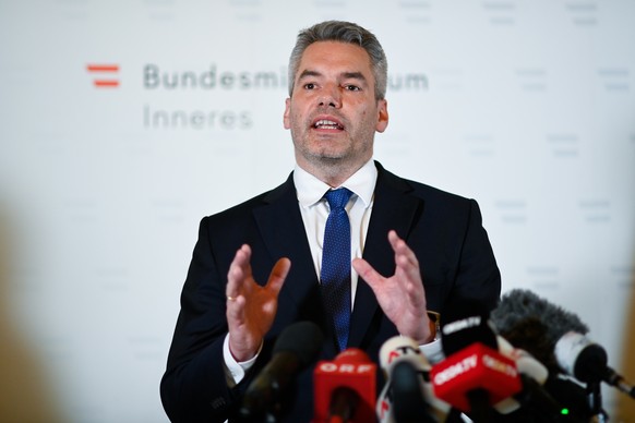epa08794281 Austrian Interior Minister Karl Nehammer speaks during a press conference after multiple shootings in the first district of Vienna, Austria, 02 November 2020. According to recent reports, at least one person is reported to have died and many are injured in what officials treat as a terror attack.  EPA/CHRISTIAN BRUNA
