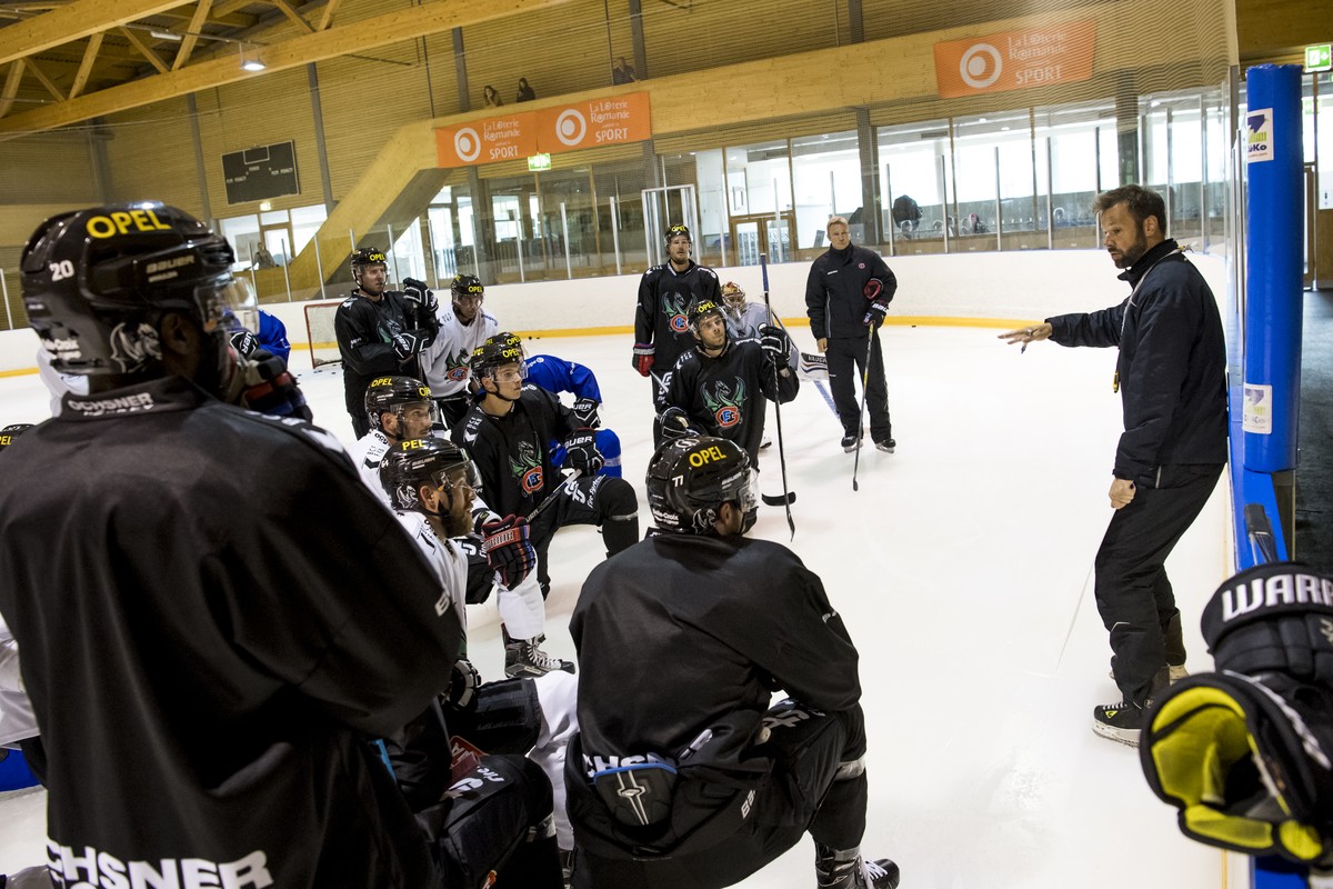 L'entraineur du HC Fribourg-Gotteron, Gerd Zenhaeusern, parle a ses joueurs lors d'un entrainement sur la glace apres une conference de presse du HC Fribourg-Gotteron sur la nouvelle saison  ...