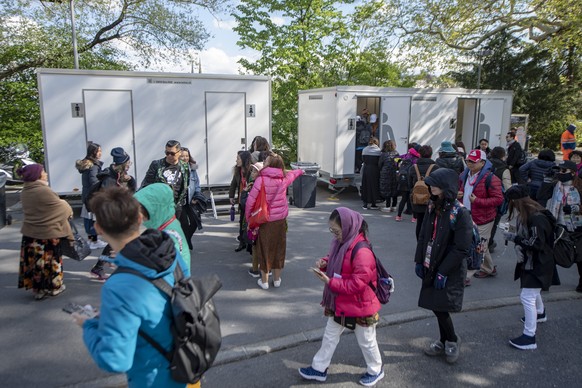 WC Anlagen sind fuer die Touristen Gruppe bereit gestellt worden. Touristen der 4&#039;000 Personen grossen chinesischen Reisegruppe der Kosmetikfirma &quot;Jeunesse Global&quot; treffen auf dem Insel ...