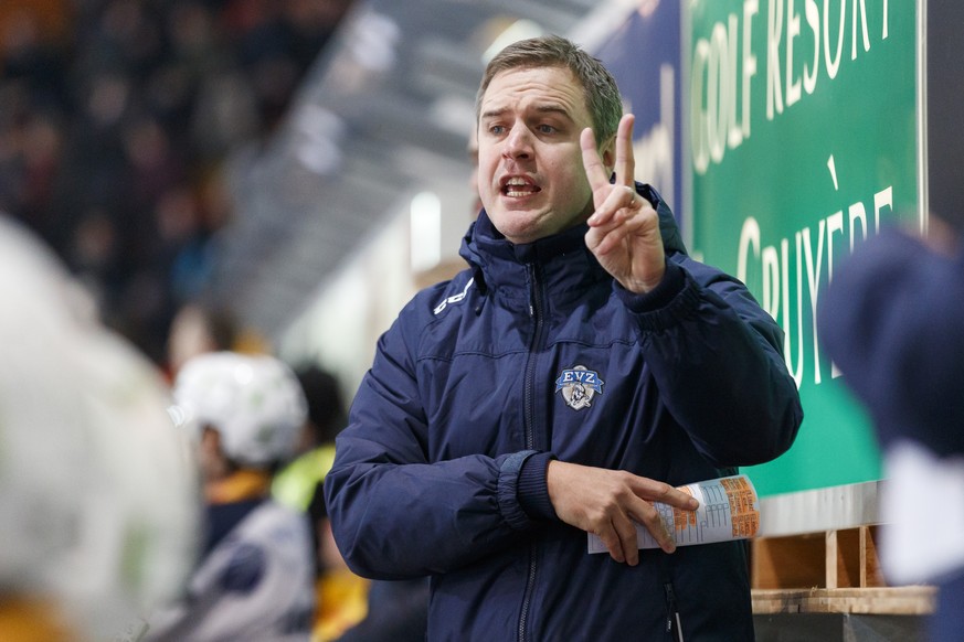 L&#039;entraineur zugois Dan Tangnes, lors de la rencontre du championnat suisse de hockey sur glace de National League entre le HC Fribourg-Gotteron et le EV Zug, ce samedi, 19 janvier 2019 a la pati ...