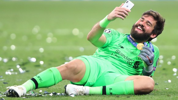 epa07619150 Liverpool&#039;s goalkeeper Alisson Becker celebrates after winning the UEFA Champions League final between Tottenham Hotspur and Liverpool FC at the Wanda Metropolitano stadium in Madrid, ...