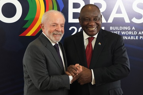 Brazil&#039;s President Luiz Inacio Lula da Silva, left, shakes hands with South African President Cyril Ramaphosa, during a bilateral meeting a day before the opening of the G20 Summit, in Rio de Jan ...