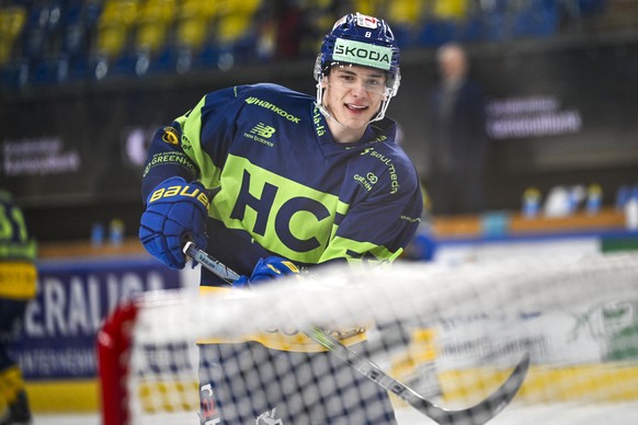 Rico Gredig, beim Einspielen, im Eishockey-Qualifikationsspiel der National League zwischen dem HC Davos und dem Lausanne HC, am Sonntag, 18. Februar 2023, im Eisstadion in Davos. (KEYSTONE/Juergen St ...