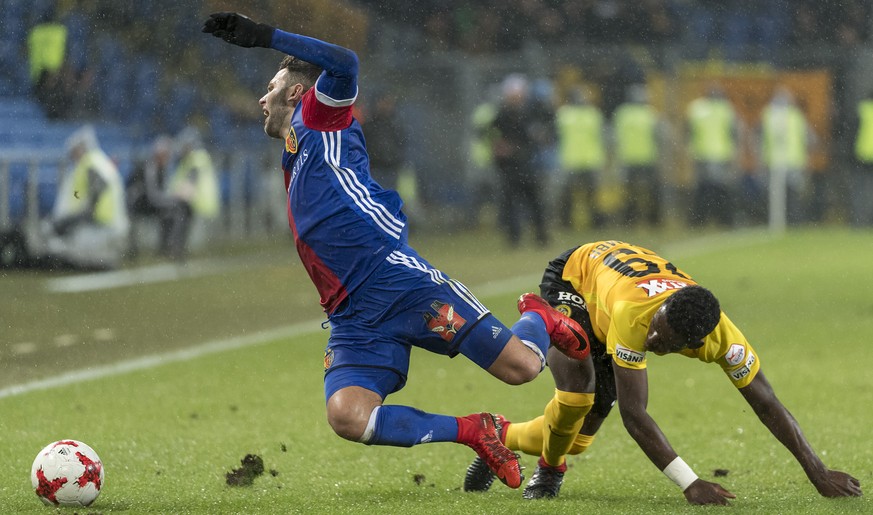 Basels Renato Steffen, links, im Kampf um den Ball gegen Berns Jordan Lotomba, rechts, im Fussball Meisterschaftsspiel der Super League zwischen dem FC Basel 1893 und dem BSC Young Boys im Stadion St. ...