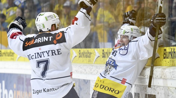 Die Zuger David McIntyre und Dominic Lammer, von links, bejubeln Lammer&#039;s Tor zum 0-3,beim sechsten Playoff-Halbfinalspiel der National League A zwischen dem HC Davos und EV Zug, am Samstag, 1. A ...