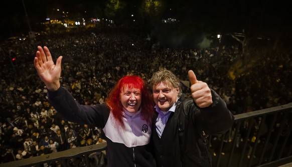 Ancillo Canepa, FCZ-Praesident, rechts, und Heliane Canepa feiern auf dem Balkon des Volkshauses waehrend einer spontanen Meisterfeier des FC Zuerichs auf dem Helvetiaplatz mit ihren Fans, nach ihrem  ...