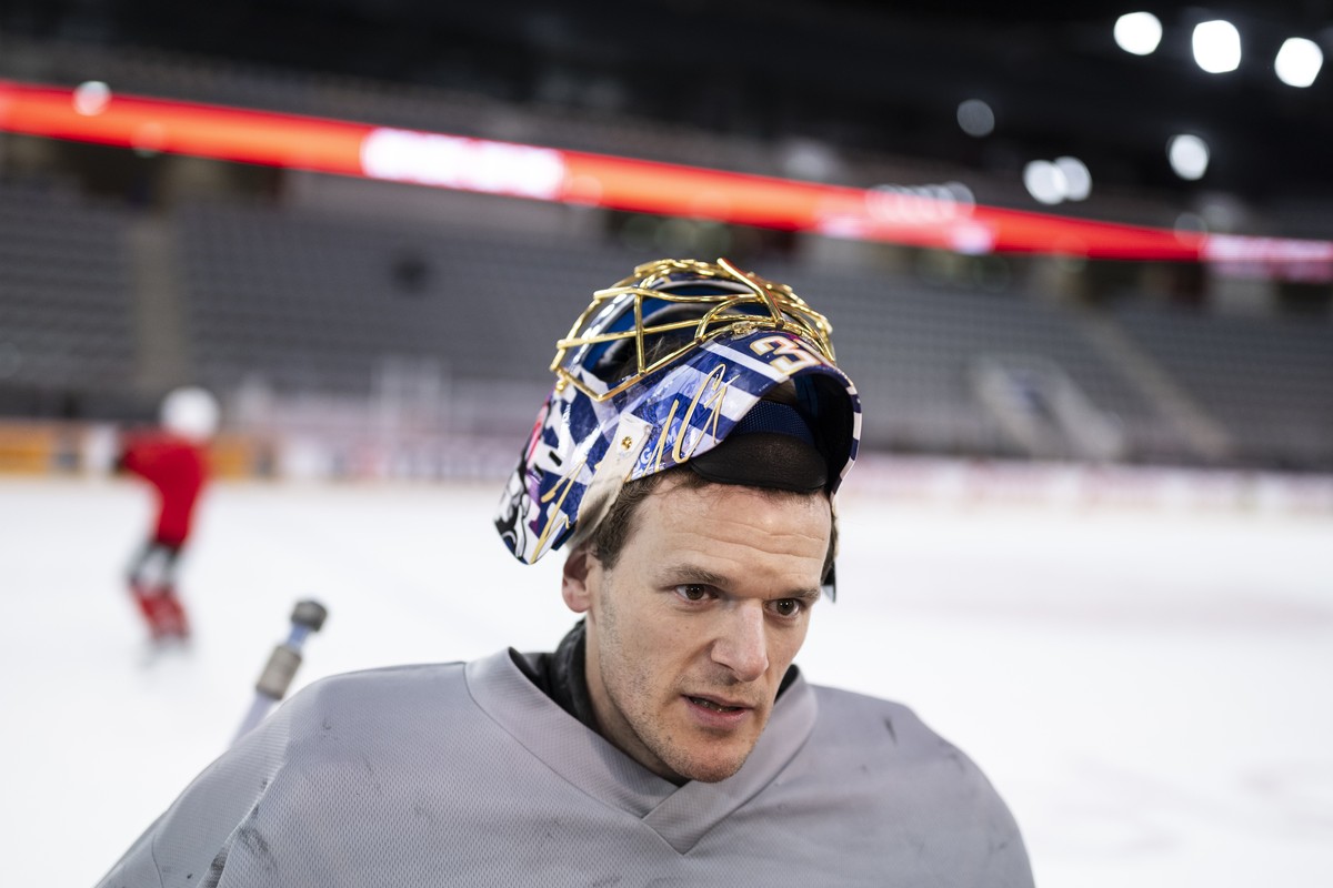 Leonardo Genoni, Torhueter der Eishockey Nationalmannschaft, spricht zu den Medien am Rand einer Trainings des Nationalteams, am Mittwoch, 22. April 2026 in der Tissot-Arena in Biel. (KEYSTONE/Alessan ...