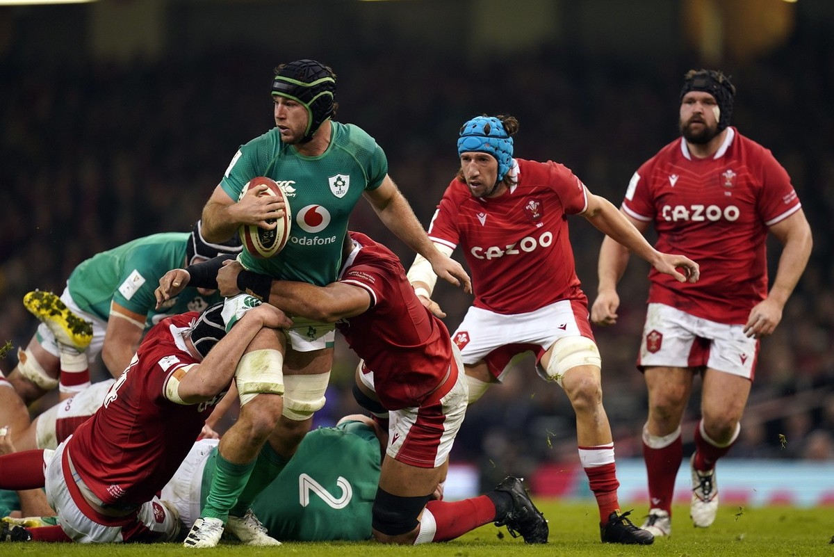 epa10447066 Ireland's Caelan Doris (C) in action at the Six Nations rugby match between Wales and Ireland at the Principality Stadium in Cardiff, Britain, 04 February 2023. EPA/TIM KEETON