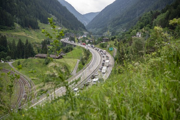 Der Ferienreiseverkehr staut sich auf der Autobahn A2 zwischen Goeschenen und Amsteg auf mehreren Kilometern Laenge, am Freitag, 3. Juni 2022, in Wassen. KEYSTONE/Urs Flueeler)