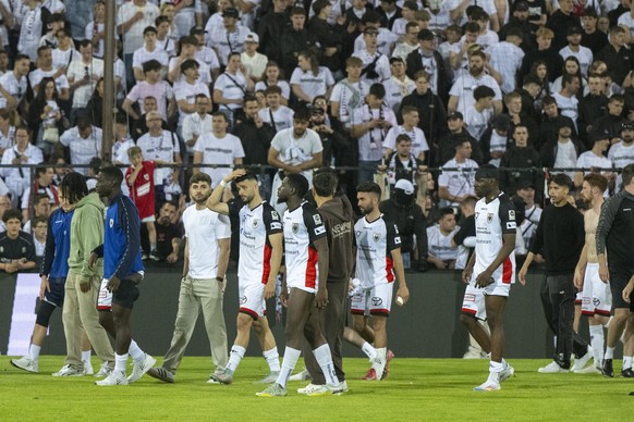 Die Mannschaft des FC Aarau ist bei den Fans nach der Niederlage beim Super League und Challenge League Barrage R�ckspiel zwischen dem FC Aarau und den Grasshoppers vom Freitag, 30. Mai 2025 in Aarau. ...