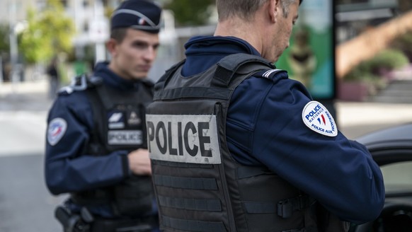 French national border police check a car, during the occasion that Switzerland and France strengthen their cooperation in the fight against irregular migration and agree on an action plan in this reg ...
