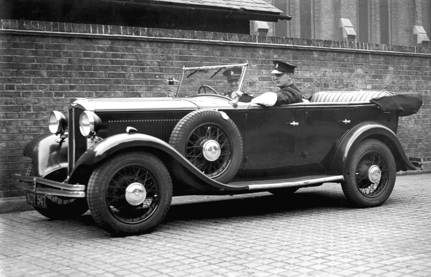 1933 Hillman Wizard Police car 
kbdig 1900 quer 1930s 30s Law and order car memory lane memory lane 61 patrol police uniform vehicle PUBLICATIONxINxGERxSUIxAUTxONLY 

 60030822 Date 01 01 1900 Copyrig ...