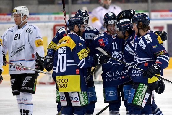 Ambri&#039;s Michael Ngoy, center, celebrates the 4 - 3 goal with his teammates, during the preliminary round game of National League A (NLA) Swiss Championship 2016/17 between HC Ambri Piotta and Fri ...