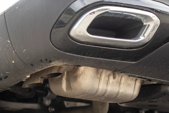 fake exhaust tips auspuffsrohre https://www.reddit.com/r/cars/comments/6l2xpn/fake_exhaust_pipes_why/