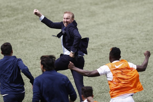 Zuerichs Trainer Ludovic Magnin laeuft jubelnd auf das Spielfeld nach dem Schlusspfiff im Schweizer Fussball Cupfinalspiel zwischen den Berner Young Boys und dem FC Zuerich, am Sonntag 27. Mai 2018, i ...