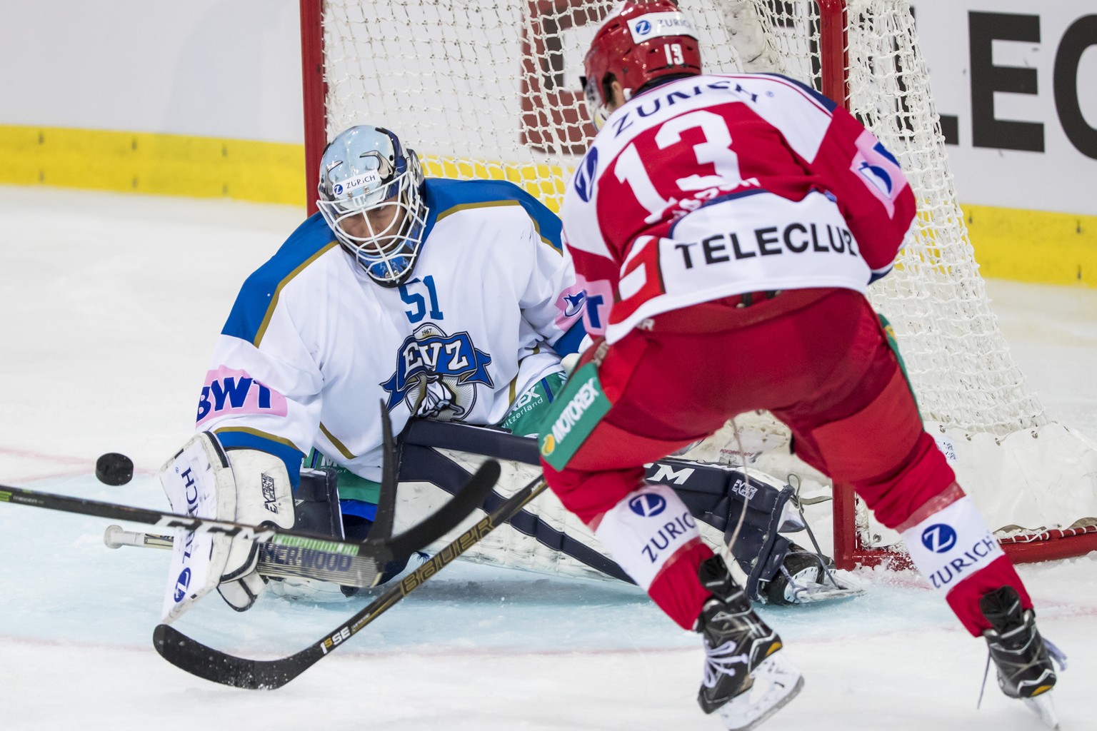 Rapperswil Steve Mason gegen Zugs Torhueter Tobias Stephan waehrend dem Cup 1/4-Final zwischen den SC Rapperswil-Jona Lakers und dem EV Zug am Dienstag, den 21. November 2017 in der St. Galler Kantona ...