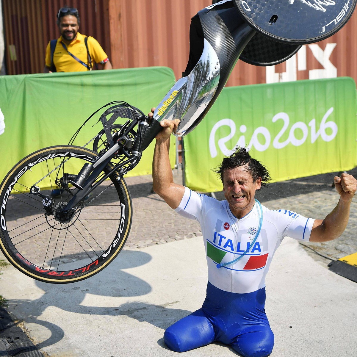 IMAGO / Kyodo News
Former F1 driver Zanardi wins road hand-cycling gold Alessandro Zanardi of Italy holds up his handbike as he celebrates winning gold in the men s time trial H5 class of the cycling ...