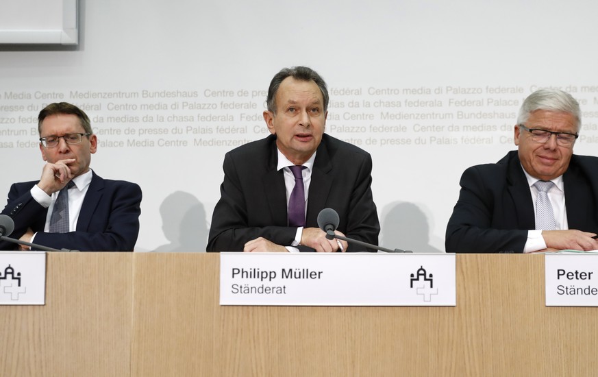 Philipp Mueller, FDP-AG, Mitte, spricht an der Seite von Peter Foehn, Staenderat SVP-SZ, rechts, und Pirmin Bischof, CVP-SO, waehrend einer Medienkonferenz ueber die Umsetzung der Masseneinwanderungsi ...