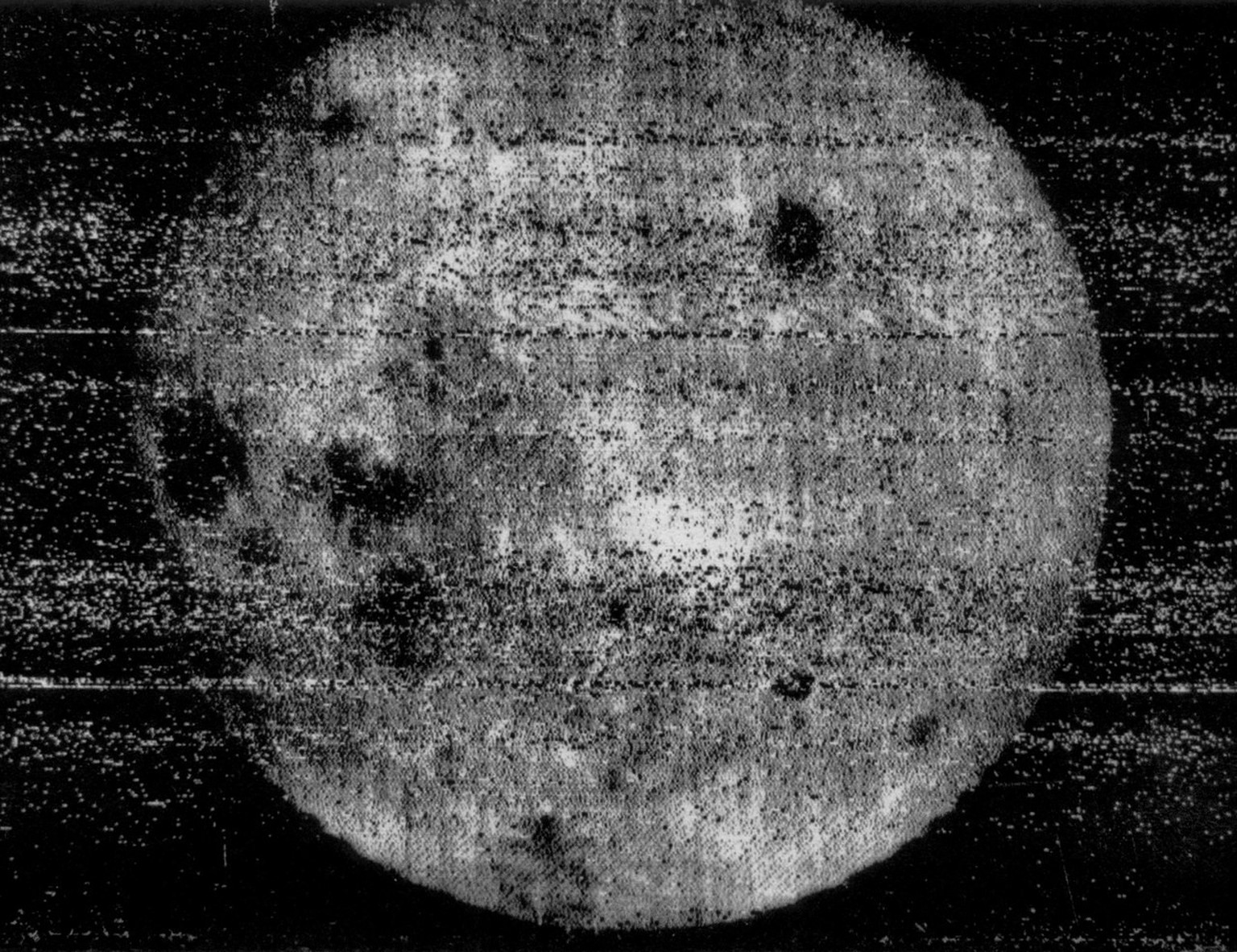 Erstes Foto der erd­ab­ge­wand­ten Seite des Mondes durch Luna 3 vom 7. Okto­ber 1959.
https://de.wikipedia.org/wiki/Luna_3#/media/Datei:Luna_3_moon.jpg