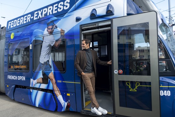 Roger Federer bei der Taufe und der Jungfernfahrt des Roger Federer-Trams in Basel, am Freitag, 22. Oktober 2021. (KEYSTONE/Georgios Kefalas)