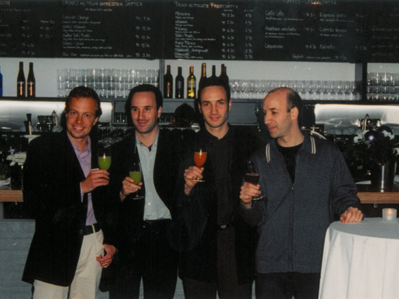 Prost: Rolf Hiltl (links) mit Daniel, Reto und Christian Frei bei der Eröffnung des Tibits am 6. Dezember 2000 im Zürcher Seefeld.