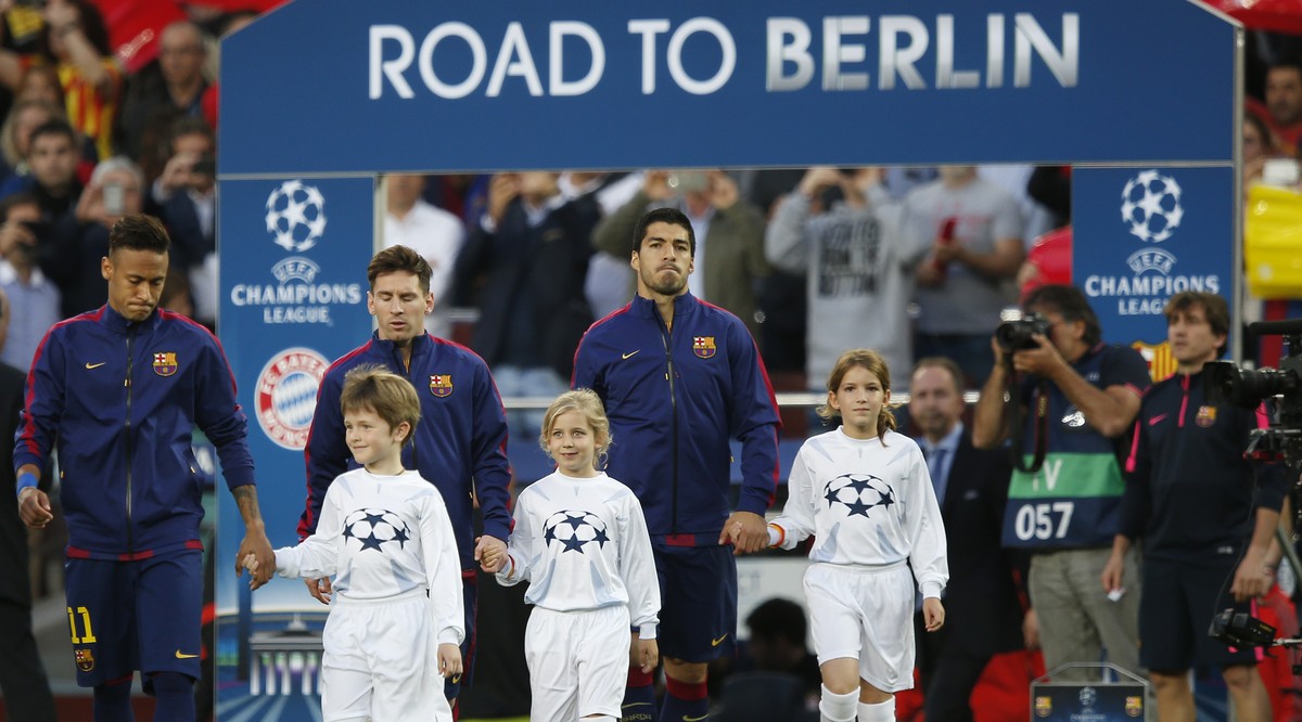 Neymar, Messi und Suarez betreten den Platz, um Bayern zu schlagen und in den Final einzuziehen.