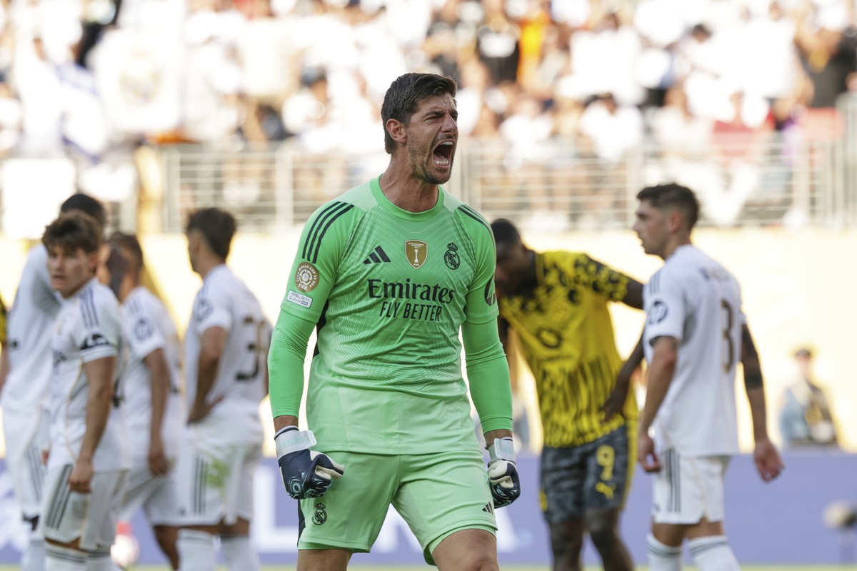 Real Madrid's goalkeeper Thibaut Courtois reacts at the end of the Club World Cup quarterfinal soccer match between Real Madrid and Borussia Dortmund in East Rutherford, N.J., Saturday, July 5, 2 ...