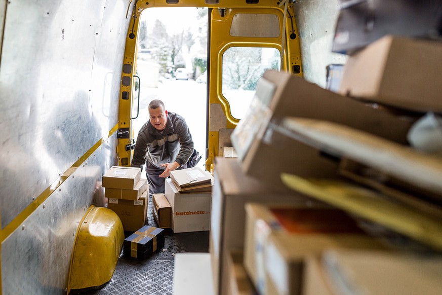 Unterwegs mit dem Paket-Pöstler Stefan „Tschudi“ Bütler auf seiner Route durch Muri kurz vor Weihnachten.