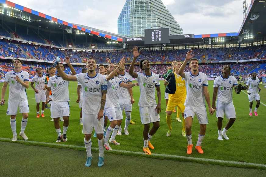 Lausannes Spieler feiern ihren Sieg mit den Fans nach dem Fussball Meisterschaftsspiel der Regular Season der Super League zwischen dem FC Basel 1893 und dem FC Lausanne-Sport im Stadion St. Jakob-Par ...