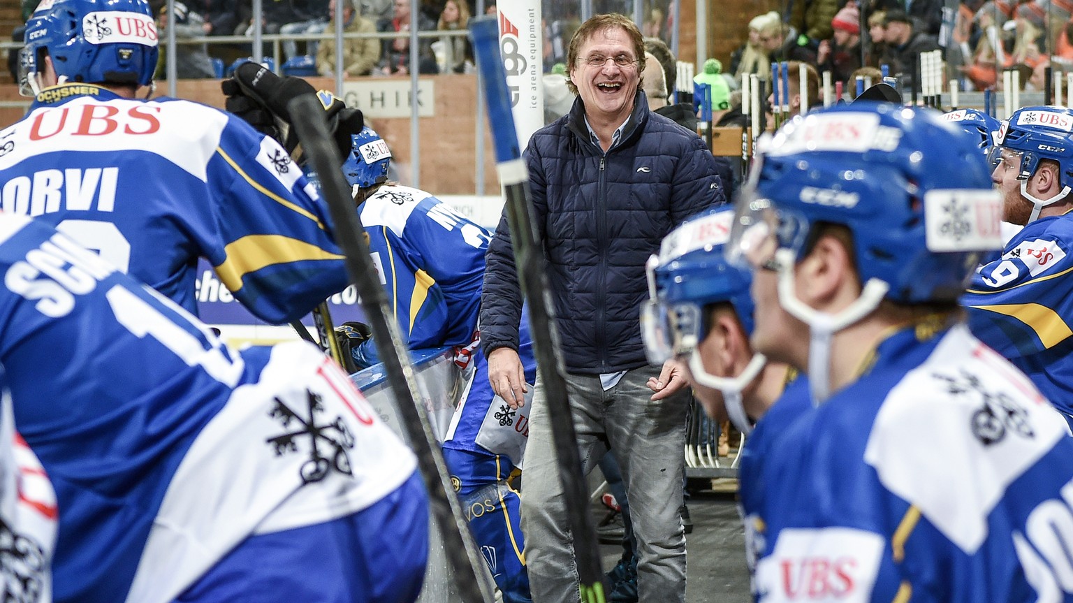 Davos`coach Arno del Curto during the game between HC Davos and Haemeenlinna PK at the 91th Spengler Cup ice hockey tournament in Davos, Switzerland, Friday, December 29, 2017. (KEYSTONE/Melanie Duche ...