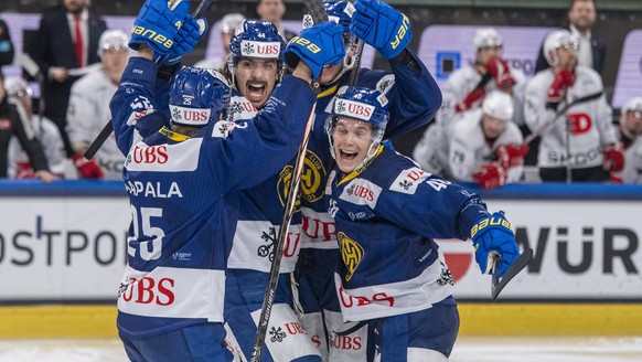 epa11050461 The players from Davos with Matej Stransky, centre, and Dominik Egli, right, reacting after the 3:2 goal during the game between HC Davos from Switzerland and HC Dynamo Pardubice from Czec ...