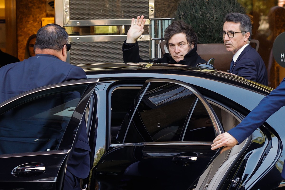 epa11427817 Argentina's President Javier Milei (C) reacts upon arrival to Madrid, Spain, 21 June 2024, where he is to meet with Madrid's Regional President Isabel Diaz Ayuso, and will be awa ...
